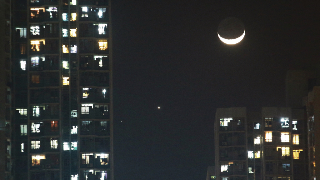 今傍晚出現「金星合月」現象，肉眼就可見金星處於月亮的左下方。(經濟日報記者梁偉榮攝)
