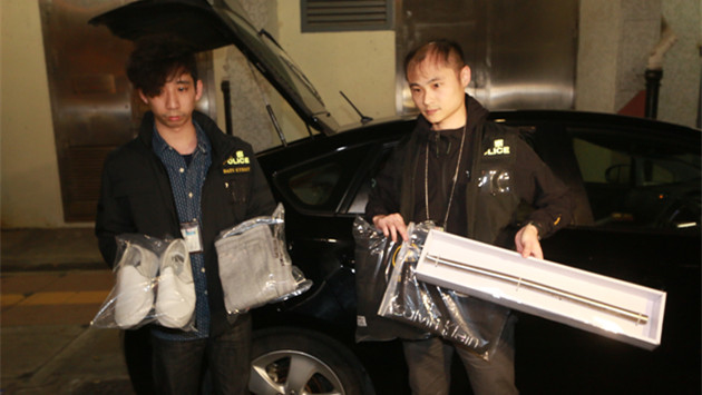 警方在被捕一名童黨惡霸家中檢獲涉案鐵通和衣衫