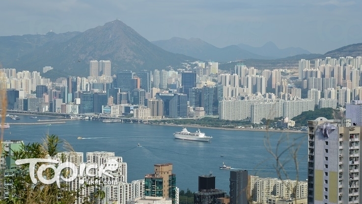 在徑旁開闊的地方，香港東部景色不時可見。（Kin Lau攝）