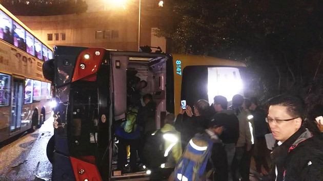 城巴翻側後乘客自行離開車廂一刻(小心駕駛fb圖片)