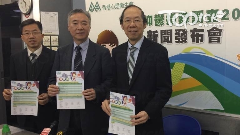 香港心理衛生會執行委員會委員黎守信（右）指，對抗抑鬱症最重要是「同行者」，對患者的支持及關懷有助其康復進度。