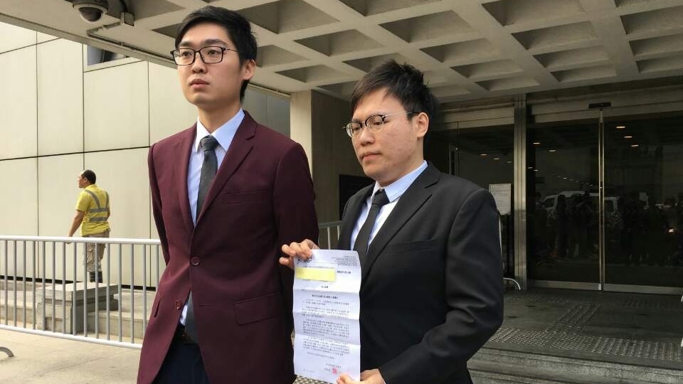 香港民族黨召集人陳浩天（左）