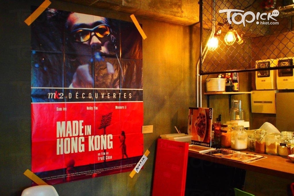 餐廳走工業風設計，最顯眼是當日店內掛上的《香港製造》海報。(攝影:陳家昌)
