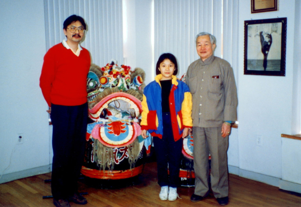 曾俊華於1992年回到波士頓、與女兒（右二）探訪他的洪拳師父鄺鐵夫。（曾俊華網誌圖片）