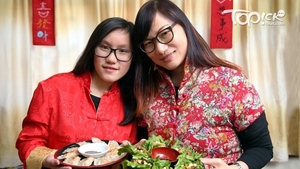 媽媽Della 是會計，笑謂會計工作像教女一樣需要耐性和細心。母女倆炮製的生菜包（右）色彩吸引，小朋友也會主動品嘗。(曾有為攝)