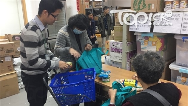 現年85歲的關婆婆（右）是獨居老人，參與短期食物援助計劃前要吃過期食物及隔夜粉麵，現時生活稍有改善，不用自費買油、米及麥皮。（洪寶瑩攝）