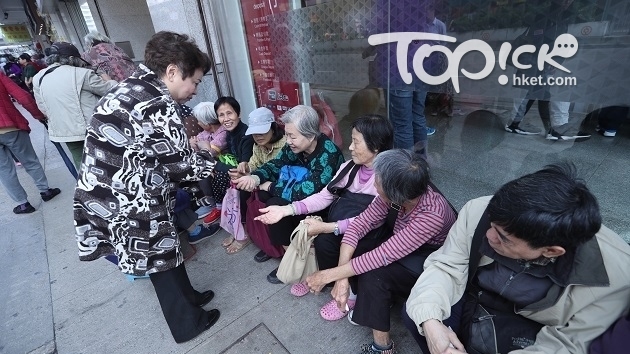 派了那麼多年飯，高媽媽與一眾公公婆婆也很熟絡，經常閒話家常。派飯時還會提點大家：「不要走啊！因住跌親。」（黃建輝攝）