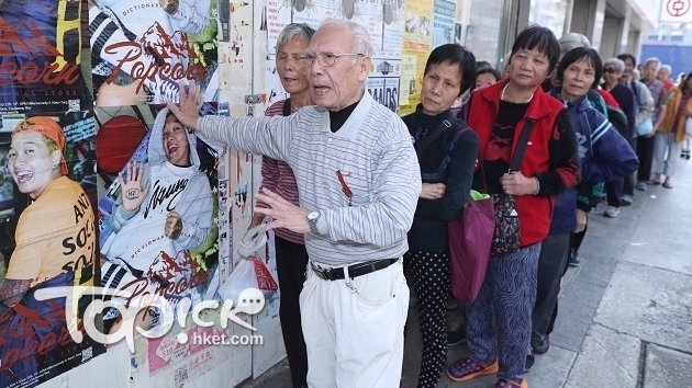 就算派飯，高媽媽也不希望會阻礙其他商舖的生意，所以會找人維持秩序。八十幾歲的沈伯及太太由昔日的取飯，到今天兩夫婦會幫忙做義工派飯。（黃建輝攝）