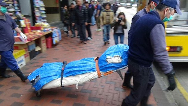 仵工將女死者屍體舁送殮房