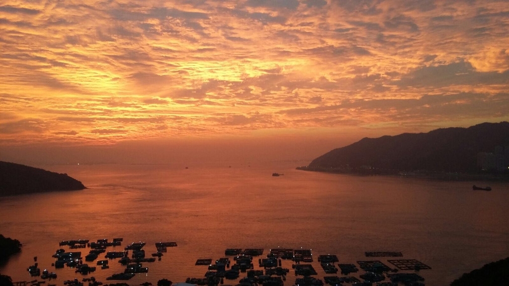 傍晚出現的火燒雲現象。（讀者提供相片）