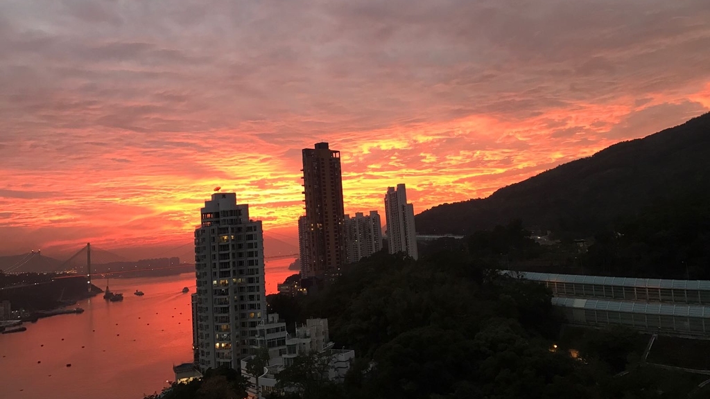 天邊的雲彩被染成通紅的一片，像火燒的一樣。（讀者提供相片）