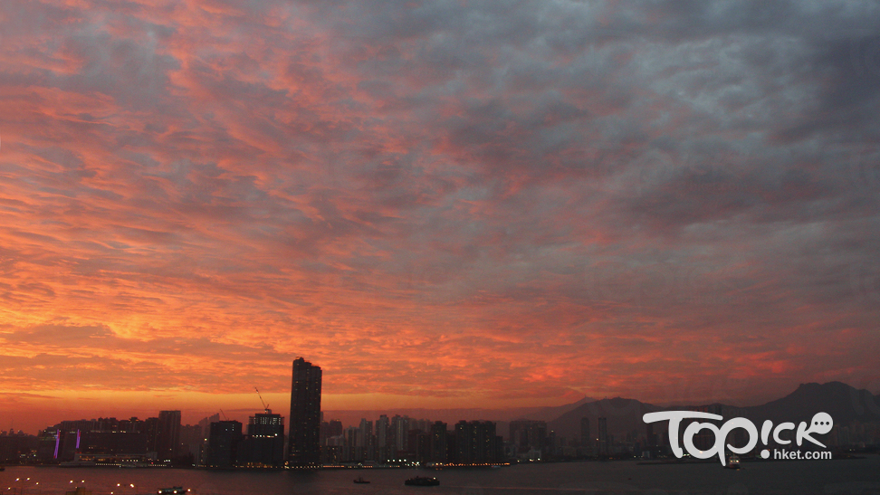 今日傍晚本港出現「火燒雲」美景。（周章文攝）