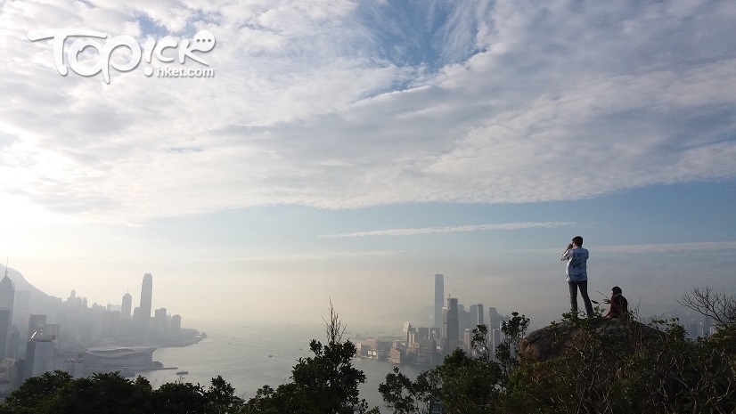 寶馬山上的紅香爐峰，是不少「龍友」拍攝港島、維港風光的秘密觀景台。（Kin Lau攝）