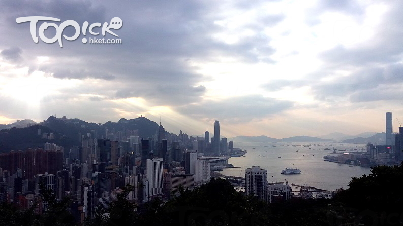 密雲的下午，在紅香爐峰，往往可攝得「耶穌光」普照港島、維港的景色。（Kin Lau攝）