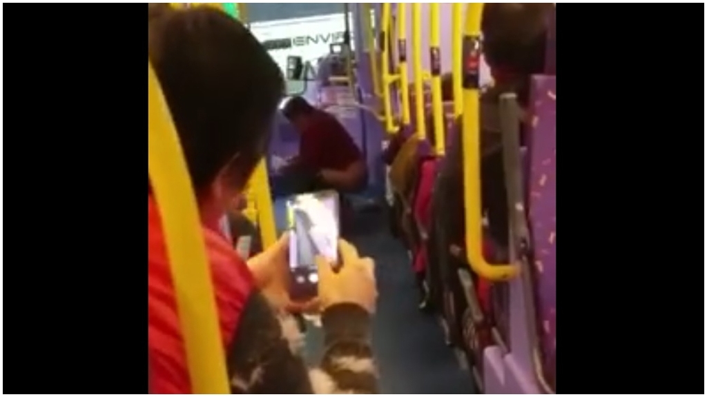 一名大媽在眾目睽睽下，在新巴車頭大便，被網民拍下短片在網上瘋傳。（網上短片截圖）