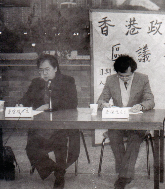 1984年擔任沙田政務專員的曾蔭權（左）。（資料圖片）
