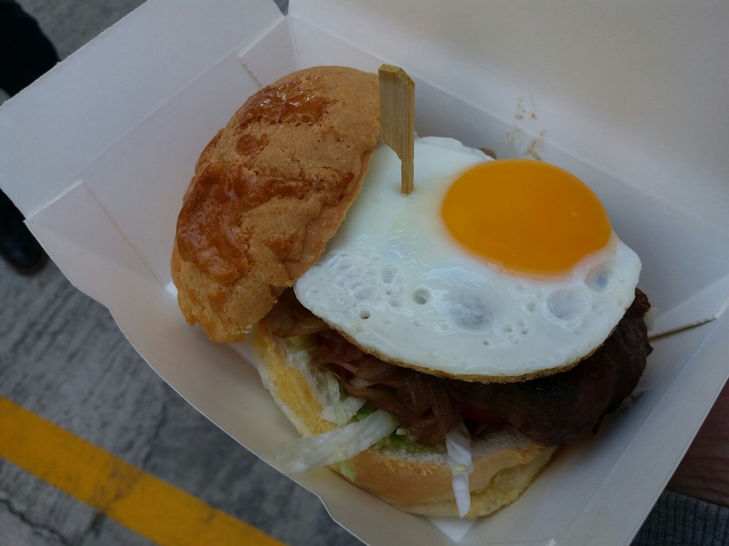 「黯然銷魂漢堡」每個售68元。(龐浩吉攝)