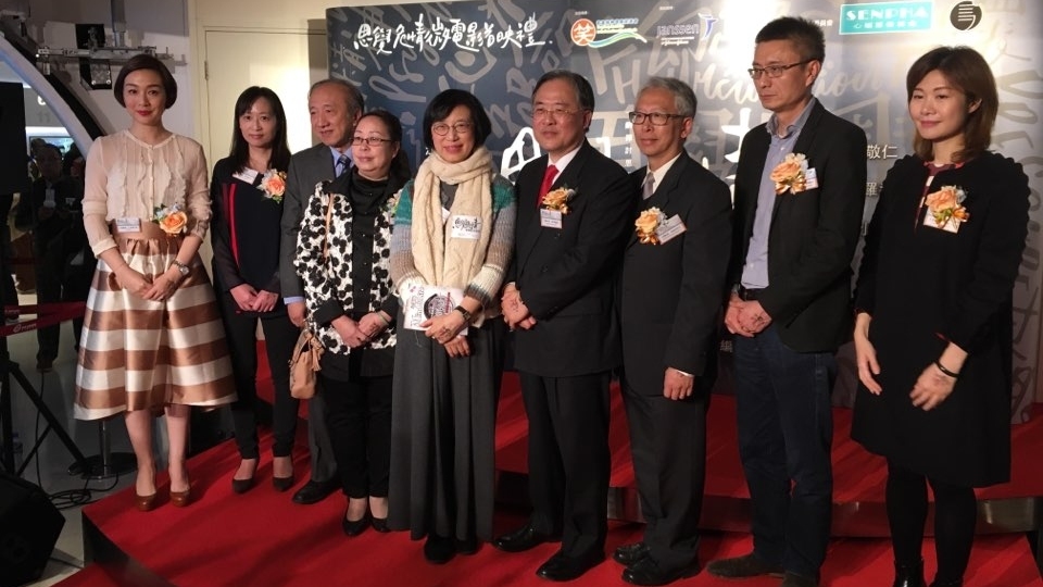 陳肇始（左五）出席微電影首映禮時表示政府會努力改善港人精神健康。