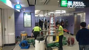 港鐵西營盤站天花漏水。(經濟日報記者曾秋文攝)