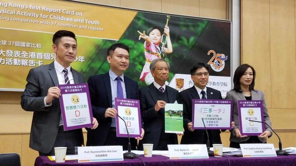王香生(右二）認為，青少年如不保持運動，或令致病因素潛藏至成人階段。