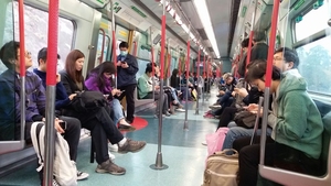 有列車停駛20分鐘仍未開出。(經濟日報記者攝)