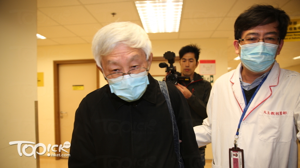 陳日君在醫院神職人員陪同下探訪曾蔣權。(經濟日報黃傑偉攝)