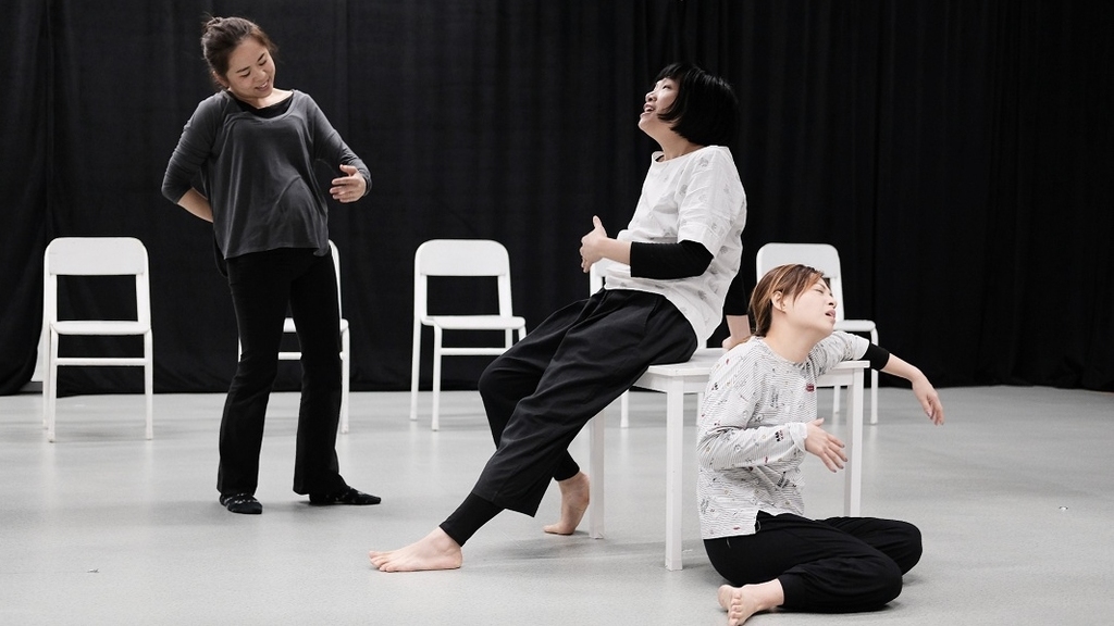《媽媽聲》是編作劇場，演員會用形體動作去表達故事。(由受訪者提供)