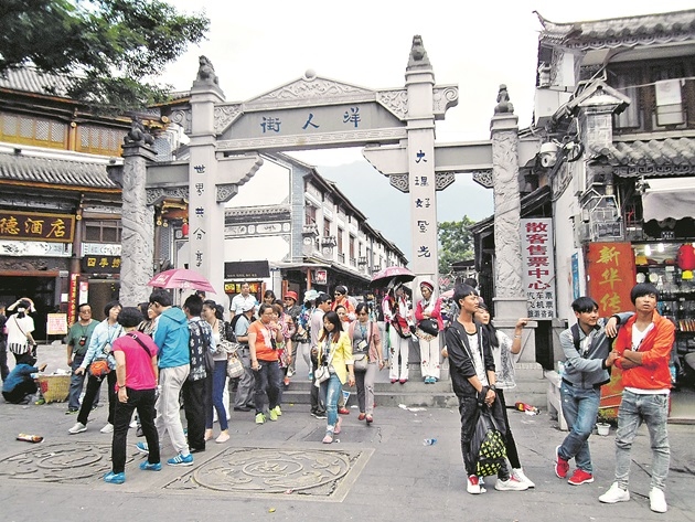 【第1站】三月街附近的洋人街有外國人出售自製飾物，十分吸引。