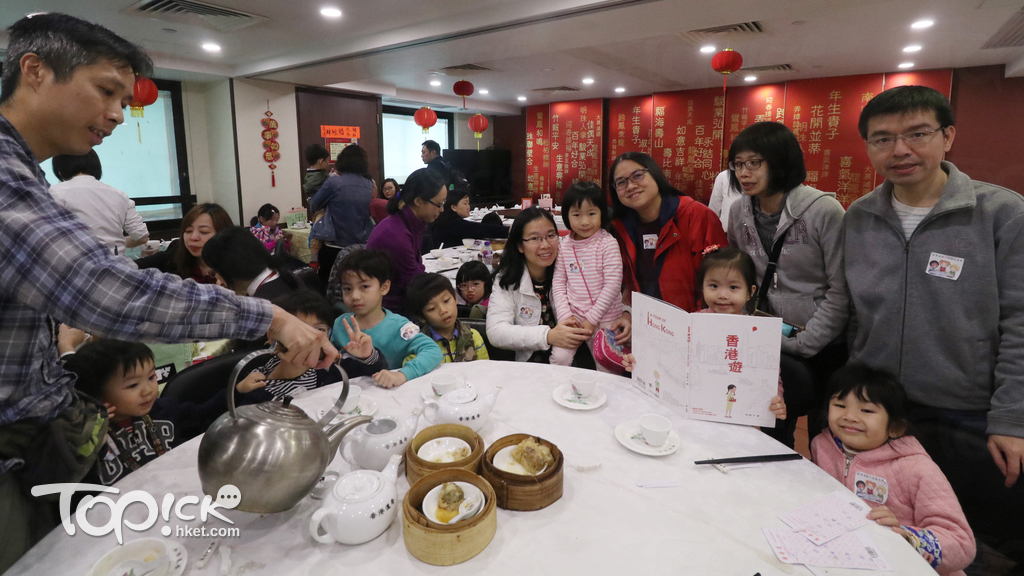 孩子第一次上舊式茶樓，裏裏外外都是有趣的通識。(陳智良攝)