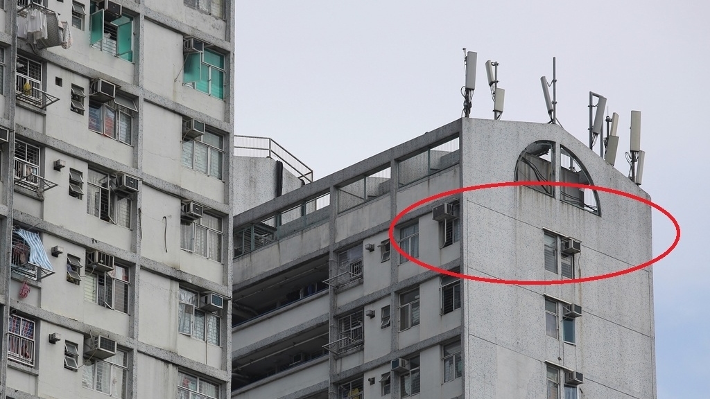 廖家住在平易樓頂層單位，貼其屋頂有12支手機發射站。