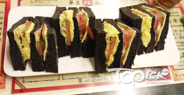 華星冰室曾於門市預先發售原定於美食車出售的「黑毛豬炒蛋竹炭三文治」，以竹炭麵包配以炒蛋、蕃茄、生菜、酸黃瓜、芝士，及有味道似午餐肉的黑毛豬肉。 （經濟日報資料圖片）
