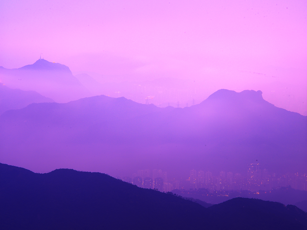 大霧山上拍攝到的獅子山美景，霧繞群山，增添神秘感。（相片提供：Laurence Lai）