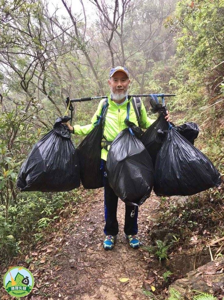 Steve一人揹着4大袋垃圾行山。相片來源：清徑先鋒Trailsweeper Facebook