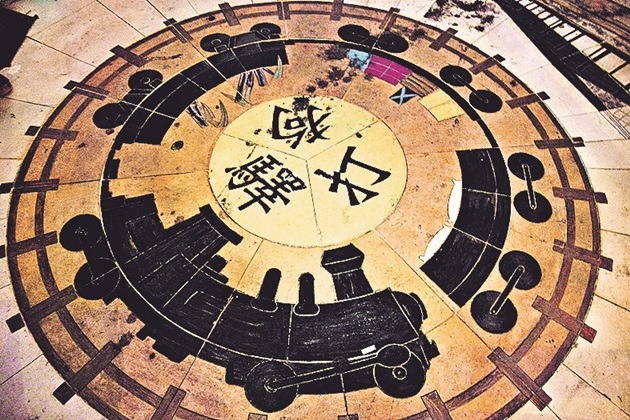 【第1站】地上的打狗鐵道故事館標記，是不少遊客的打卡目標。