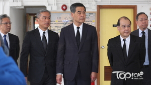 梁振英、張建宗及李建日到田心消防局弔唁。(黃偉傑攝)