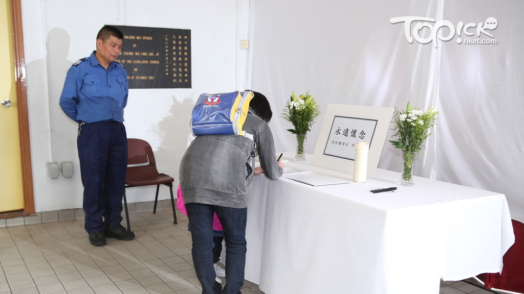 陳太偕同兒子到消防局簽弔唁冊