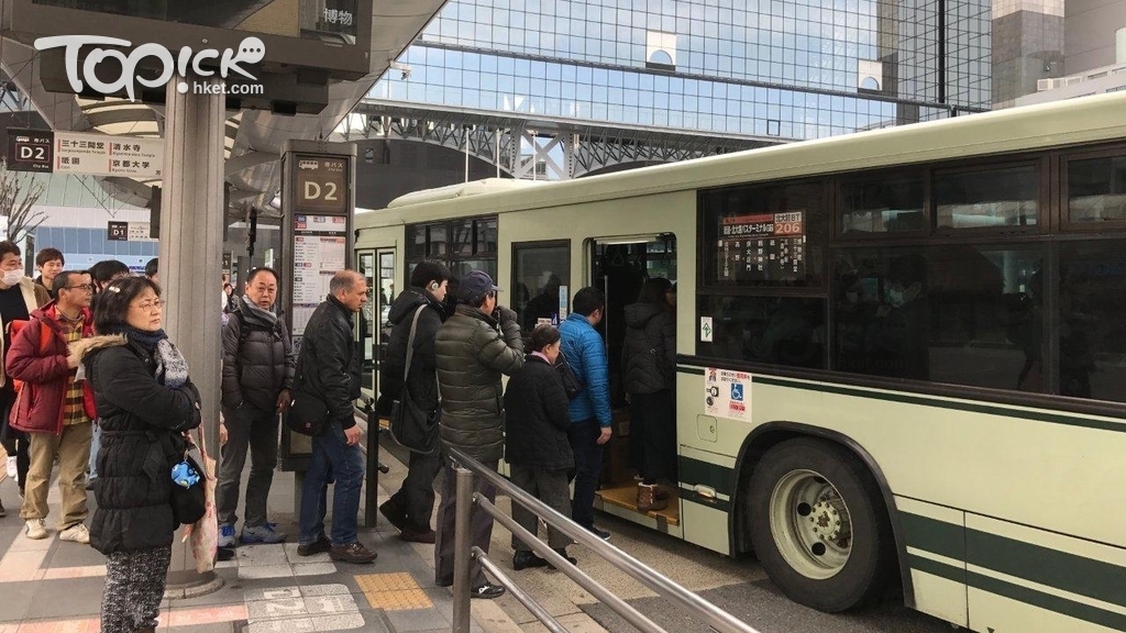 在京都市的巴士，後門才是上車位。(鄧龍傑 攝)
