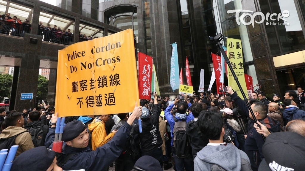 民陣舉行遊行抗議小圈子選舉，現場一度混亂，警方舉起黃旗。(車耀開攝)