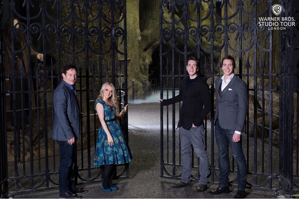 一眾演員Jason Isaacs (Lucius Malfoy)、Evanna Lynch (Luna Lovegood)、James and Oliver Phelps (Fred & George Weasley)(由左至右起)出席media tour(相片來源：官方Twitter)