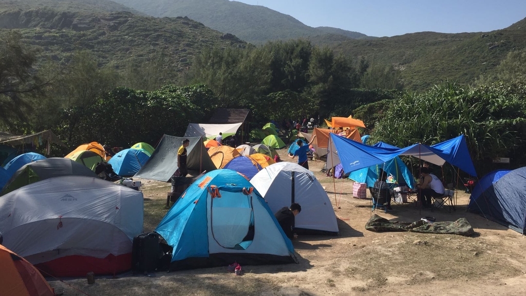 今年元旦日，東龍島擠滿露營人士水洩不通。（讀者提供圖片）