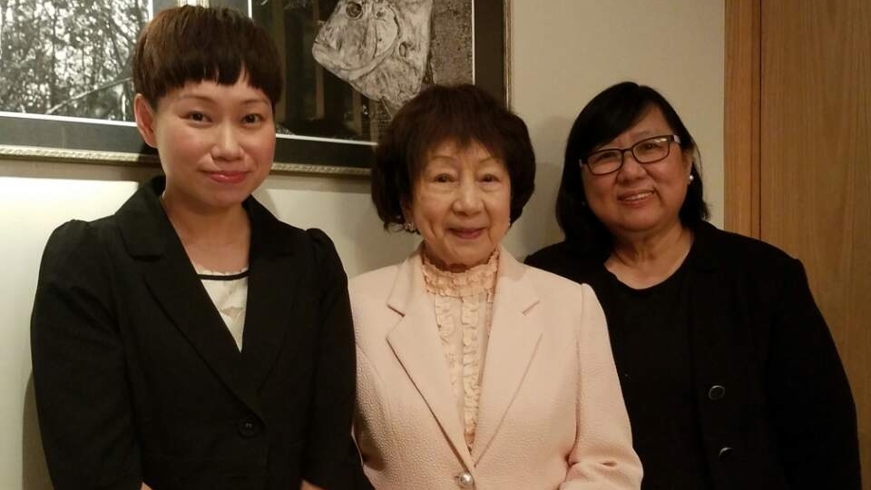 陸趙鈞鴻（中）又認為，孩子不宜過早入學。
