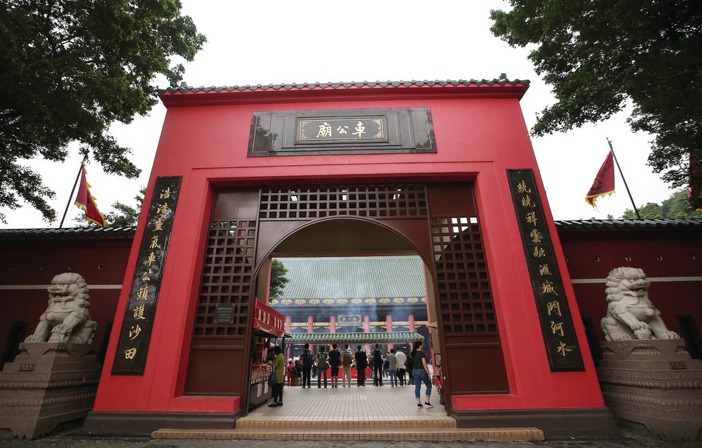 廟宇舉行的儀式主要屬道教，過程包括誦經、簪花、上香、化寶帛、上意文、拜堂等。(陳靜儀攝)