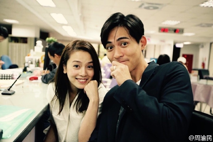 「仔仔」（右）於2015年跟拍拖4年半的喻虹淵（左）結婚，同時演藝路上亦有不俗發展。