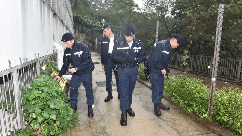 一批警員在案發現場蒐證