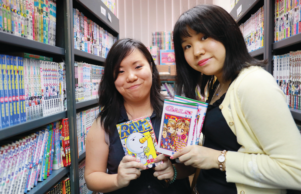 日本女生富底玲美（左）對書店結業感到可惜。（陳偉英攝）
