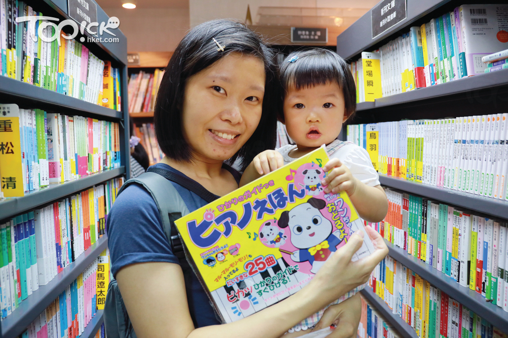 蔡女士為小女兒買了附小鋼琴的發聲書。（陳偉英攝）