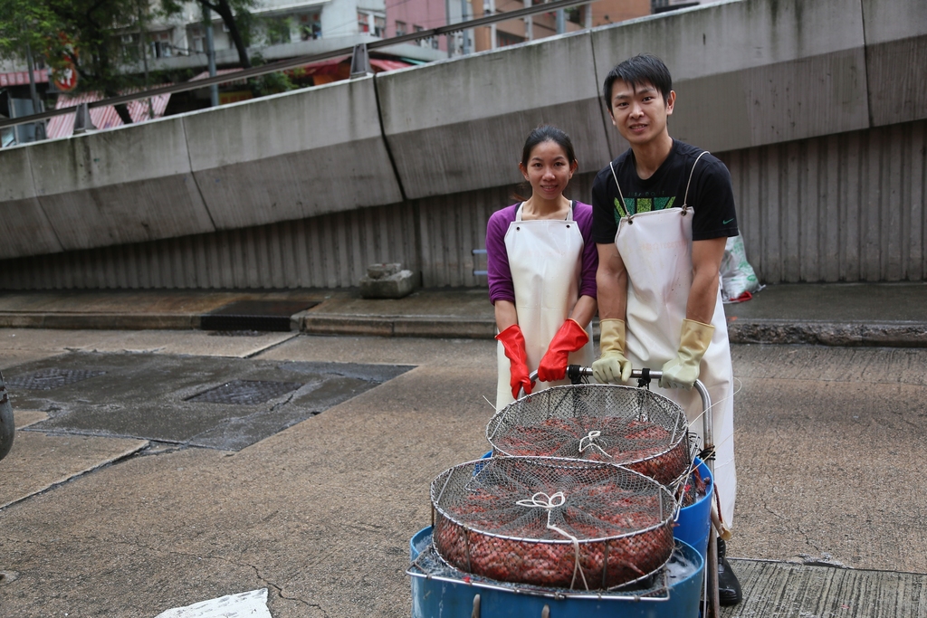 阿Mo與阿鳳賣魚為生，節衣縮食也要助養兒童。(國際培幼會提供圖片)