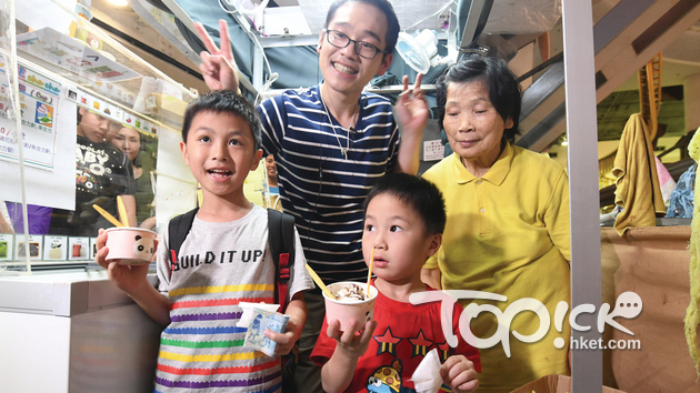 母親節為最後營業的一天，兩人面上仍掛上笑容。（曾耀輝攝）