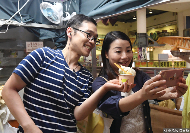 立法會議員劉小麗（右）亦有到場撐小店。（曾耀輝攝）