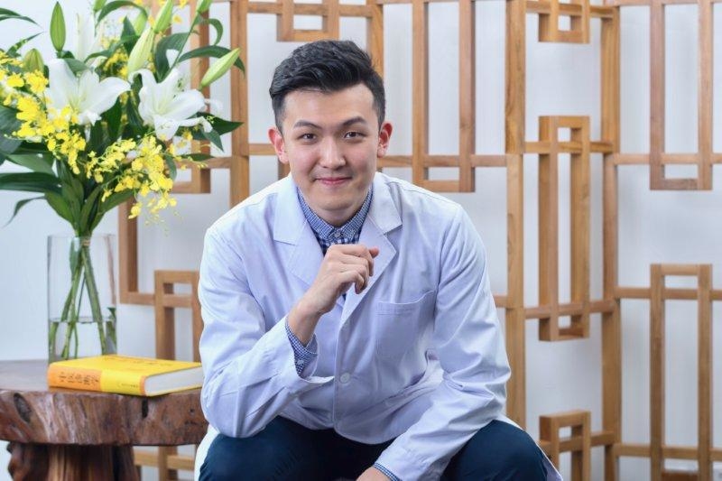 蔡梓銘相信真正的中醫既要治病也要治人，每個人不僅要養生更要養心。(被訪者提供相片)